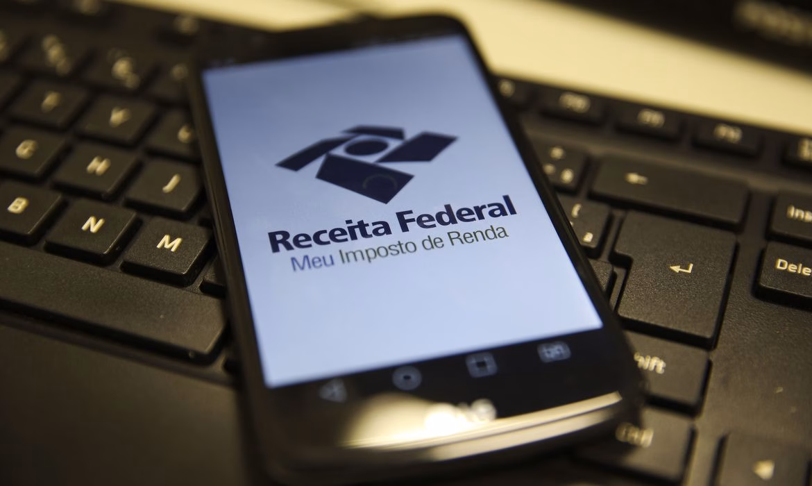 A Receita alerta que os contribuintes não deixem a entrega para última hora. Se perderem o prazo estarão sujeitos ao pagamento de uma multa mínima de R$ 165,74 e máxima de 20% do imposto devido. Foto: Agência Brasil.