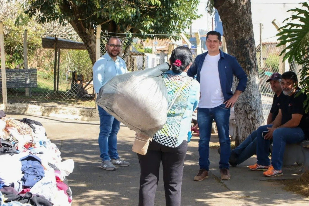 Fundo Social entrega mais de 8 mil peças de roupa nos distritos do Gramadinho e Conceição