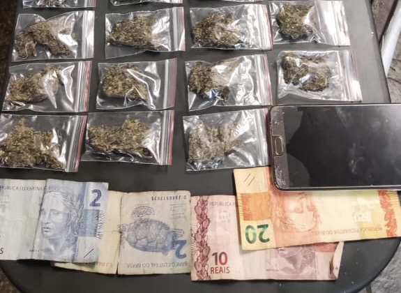 Com o casal, a PM apreendeu drogas, dinheiro e celular. Foto: Divulgação.