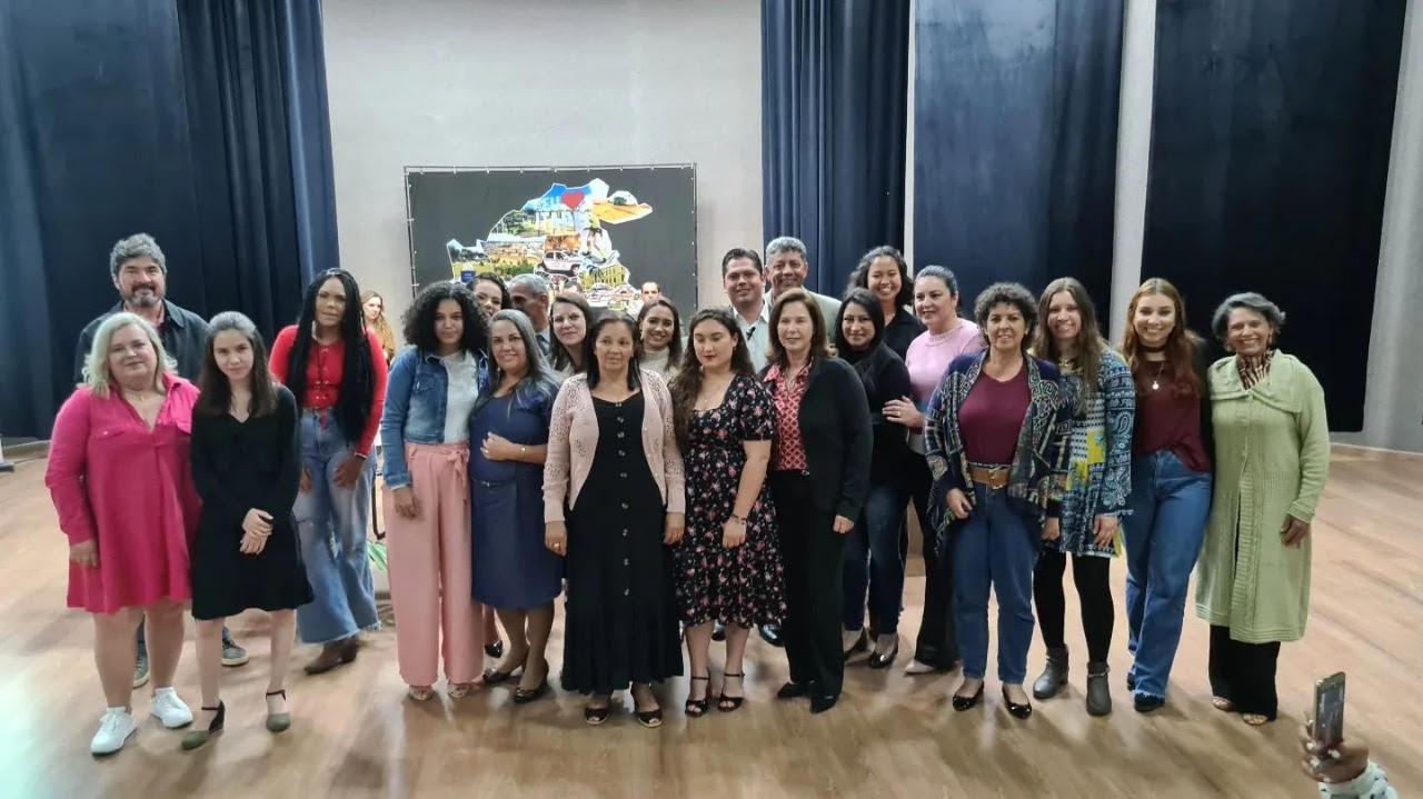 O prefeito de Itapetininga, Jeferson Brun, entregou os certificados para os alunos participantes. Foto: Prefeitura de Itapetininga.