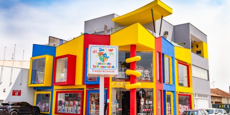 Caixa de Brinquedos promove encontro para troca de figurinhas da Copa do Mundo