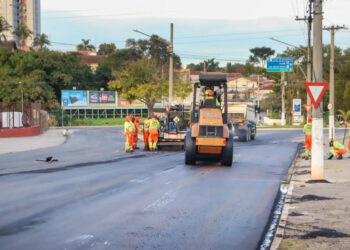 Equipe executa obras de pavimentação em Itapetininga. (Divulgação/ Prefeitura de Itapetininga).