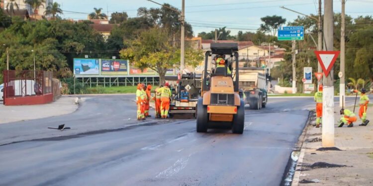 Equipe executa obras de pavimentação em Itapetininga. (Divulgação/ Prefeitura de Itapetininga).