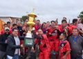 A equipe do Jardim Brasil comemora o título do Campeonato Municipal. (Divulgação/Prefeitura de Itapetininga)