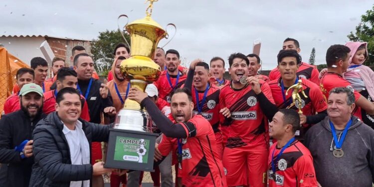 A equipe do Jardim Brasil comemora o título do Campeonato Municipal. (Divulgação/Prefeitura de Itapetininga)