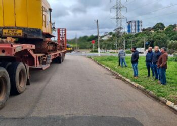 Serviços de desassoreamento e limpeza são iniciados na vila Nastri em Itapetininga