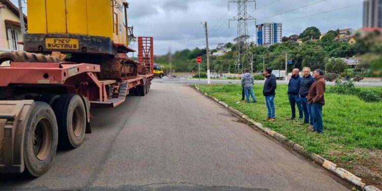 Serviços de desassoreamento e limpeza são iniciados na vila Nastri em Itapetininga