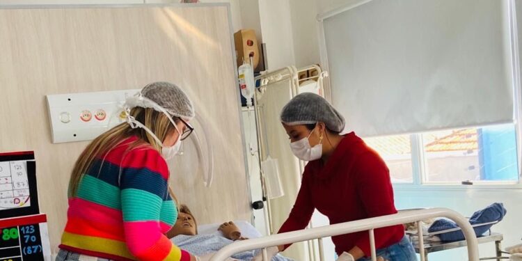 Aulas práticas do curso de Cuidador de Idosos são realizadas em Itapetininga