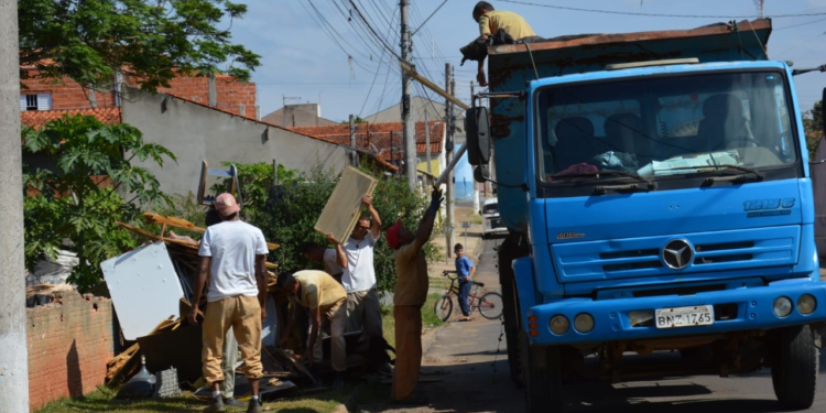Arrastão contra a Dengue recolhe 46 toneladas de materiais no alto da Vila Santana