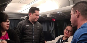 Jeferson Brun visita ônibus que transporta pacientes para tratar câncer