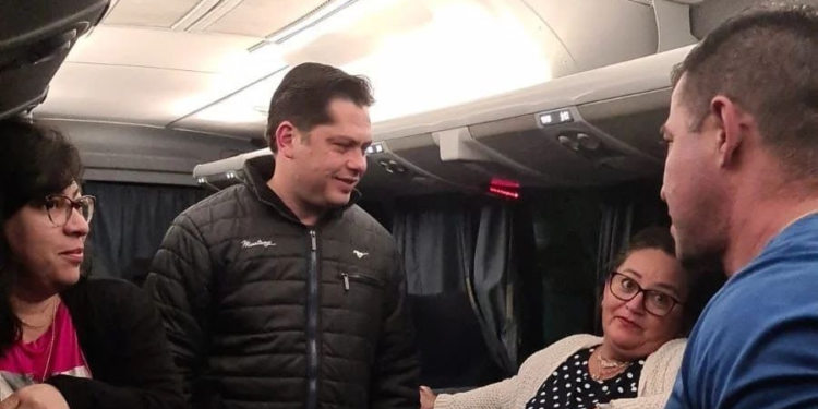 Jeferson Brun visita ônibus que transporta pacientes para tratar câncer