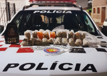 Polícia Militar prende quatro pessoas por tráfico de drogas na Vila Mazzei