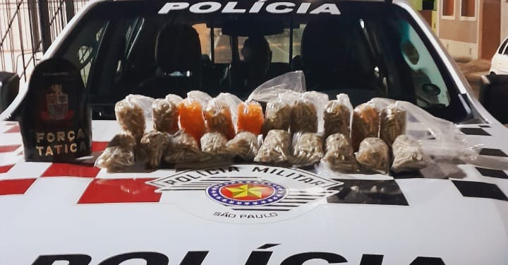 Polícia Militar prende quatro pessoas por tráfico de drogas na Vila Mazzei