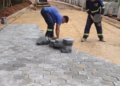 Prefeitura de Itapetininga inicia colocação de lajotas na Vila Sotemo