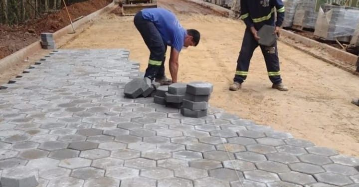 Prefeitura de Itapetininga inicia colocação de lajotas na Vila Sotemo