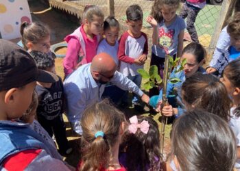 Secretaria de Meio Ambiente e alunos fazem plantio de mais 100 mudas em Itapetininga