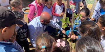 Secretaria de Meio Ambiente e alunos fazem plantio de mais 100 mudas em Itapetininga