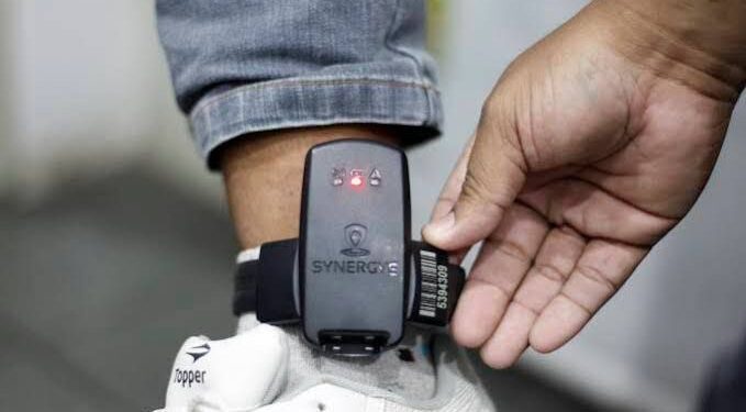 Governo de SP lança edital de contratação de 1 mil tornozeleiras eletrônicas para vigiar agressores de mulheres