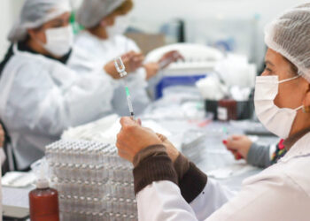 Cidade aplica a 4ª dose da vacina contra Covid-19 em pessoas com mais de 30 anos