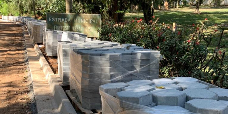 Prefeitura inicia colocação de lajotas na estrada que liga a Vila Sotemo ao bairro do Porto