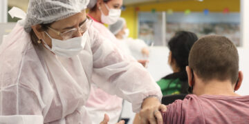 Cidade aplica a 3ª dose da vacina contra Covid-19 em adolescentes