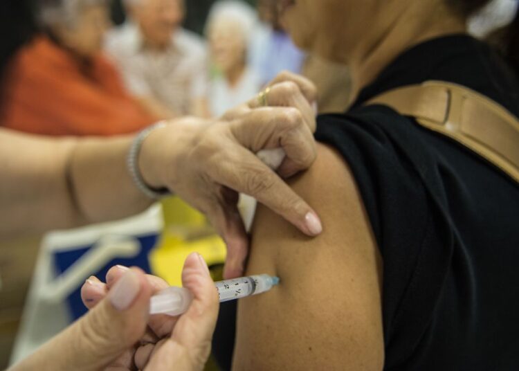 Postos de saúde aplicam vacina da gripe nesta segunda-feira