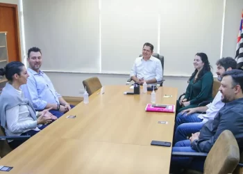 Prefeito Jeferson Brun recebe atleta que foi da NBA