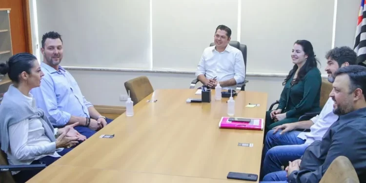 Prefeito Jeferson Brun recebe atleta que foi da NBA