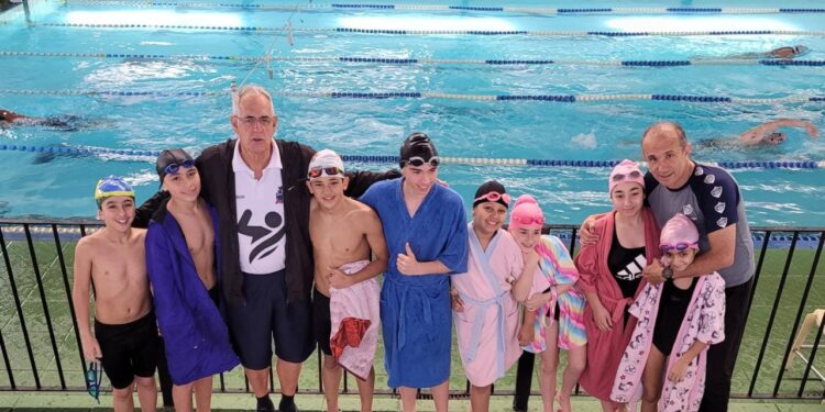 Atletas de natação de Itapetininga se preparam para a final do Circuito Tricolor em São Paulo