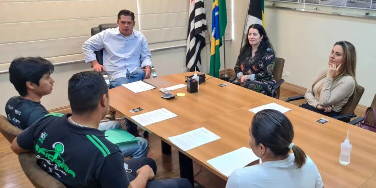 Festival Kamikaze de Mountain Bike é apresentado ao prefeito de Itapetininga, Jeferson Brun