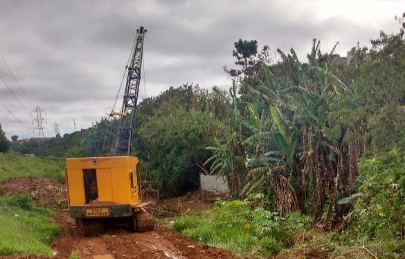 Serviços de desassoreamento e limpeza são realizados na região do bairro Central 4L