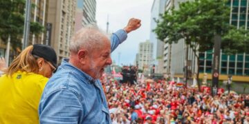 Luiz Inácio Lula da Silva é eleito presidente do Brasil
