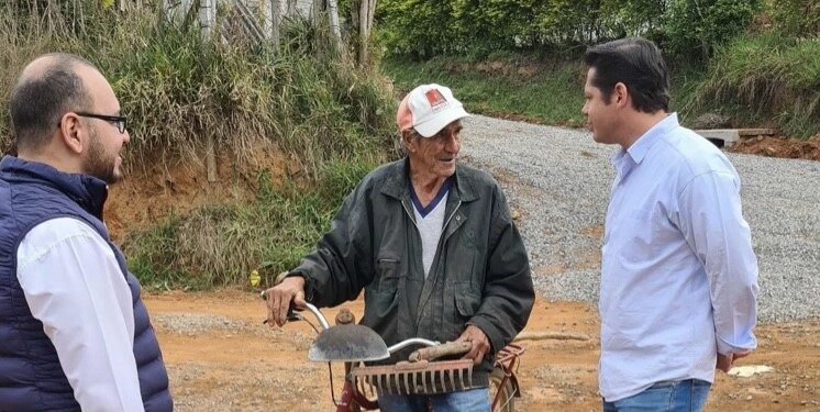 Prefeito Jeferson Brun acompanha obras de drenagem no bairro da Conceição em Itapetininga