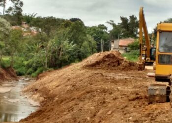 Serviços de desassoreamento e limpeza são realizados na região do bairro Central 4L em Itapetininga