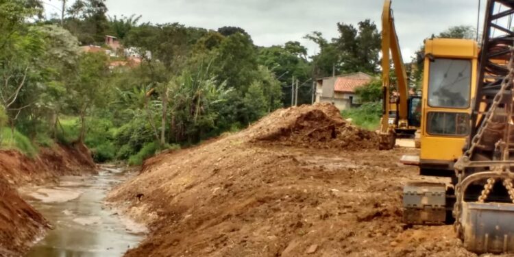 Serviços de desassoreamento e limpeza são realizados na região do bairro Central 4L em Itapetininga