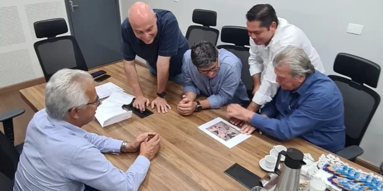 Estudo de saneamento para o distrito do Tupy é discutido em reunião na Sabesp