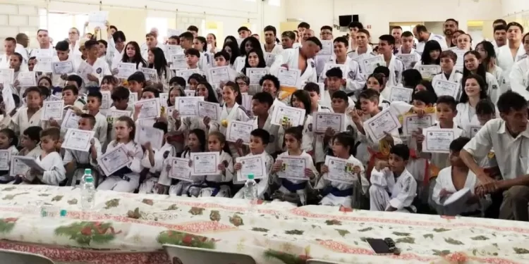Alunos da Escola Municipal de Judô recebem certificados e faixas da Associação Kodokan em Itapetininga