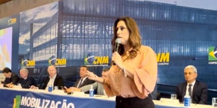 Simone Marquetto discute reforma tributária na Confederação Nacional de Municípios em Brasília