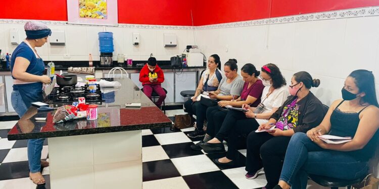 Aulas dos cursos de Doces Artesanais e Brigadeiro Gourmet são realizadas no Fundo Social de Itapetininga