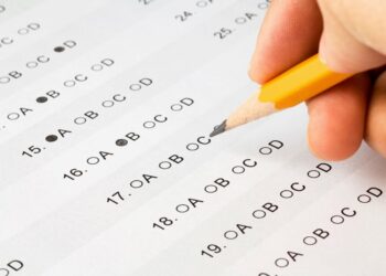 Candidato durante prova de múltipla escolha de um concurso público. (Agência Brasil).