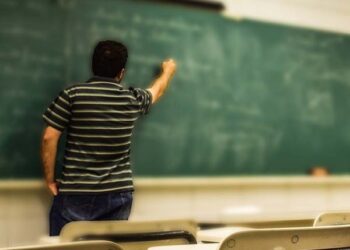 O piso nacional da categoria é o valor mínimo que deve ser pago aos professores do magistério público da educação básica, em início de carreira, para a jornada de, no máximo, 40 horas semanais. (Pixabay)