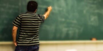 O piso nacional da categoria é o valor mínimo que deve ser pago aos professores do magistério público da educação básica, em início de carreira, para a jornada de, no máximo, 40 horas semanais. (Pixabay)