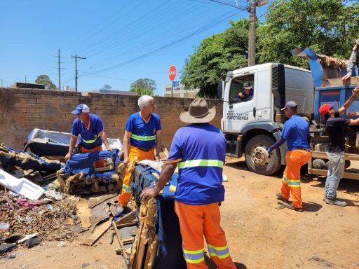 Mutirão da Limpeza retira toneladas de entulhos nos bairros de Itapetininga. (DIvulgação/Prefeitura de Itapetininga).