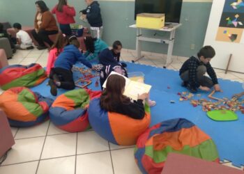 . A participação é gratuita e para se inscrever basta o responsável legal deixar o nome da criança e um número de contato. (Divulgação/ Biblioteca Municipal)