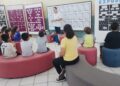 O colecionador Júlio Cesar B. Leme fala sobre a história das moedas para alunos visitantes da biblioteca. (Divulgação)