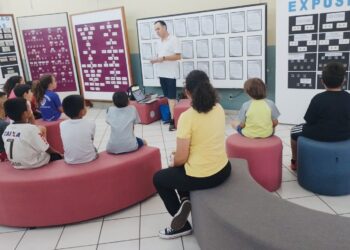 O colecionador Júlio Cesar B. Leme fala sobre a história das moedas para alunos visitantes da biblioteca. (Divulgação)