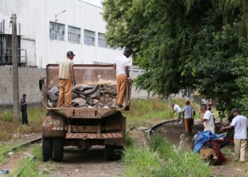 A Guarda Civil Municipal de Itapetininga (GCM) desmontou barracos de usuários de drogas às margens da linha férrea. (William Furtado/ Cidade Itapetininga)