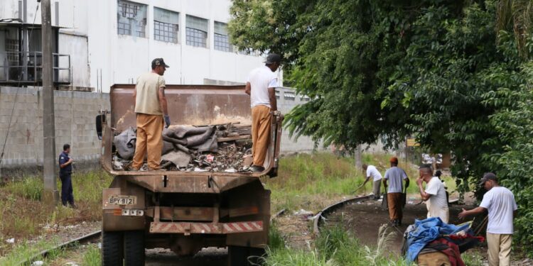 A Guarda Civil Municipal de Itapetininga (GCM) desmontou barracos de usuários de drogas às margens da linha férrea. (William Furtado/ Cidade Itapetininga)