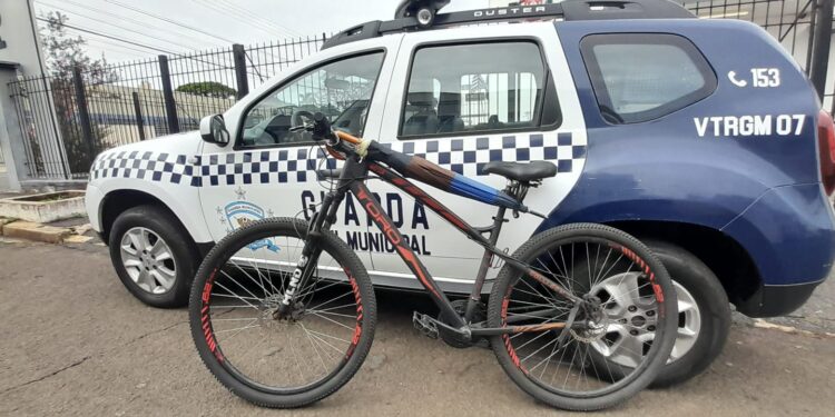 A equipe localizou o suspeito que confessou o crime e relatou que entregaria a bicicleta em um ponto de venda de entorpecentes. (Divulgação/ Guarda Civil Municipal de Itapetininga)