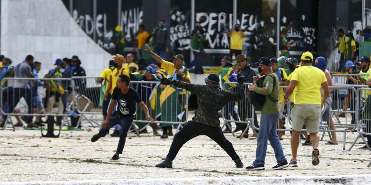 Manifestantes invadem Congresso, STF e Palácio do Planalto. (Agência Brasil)